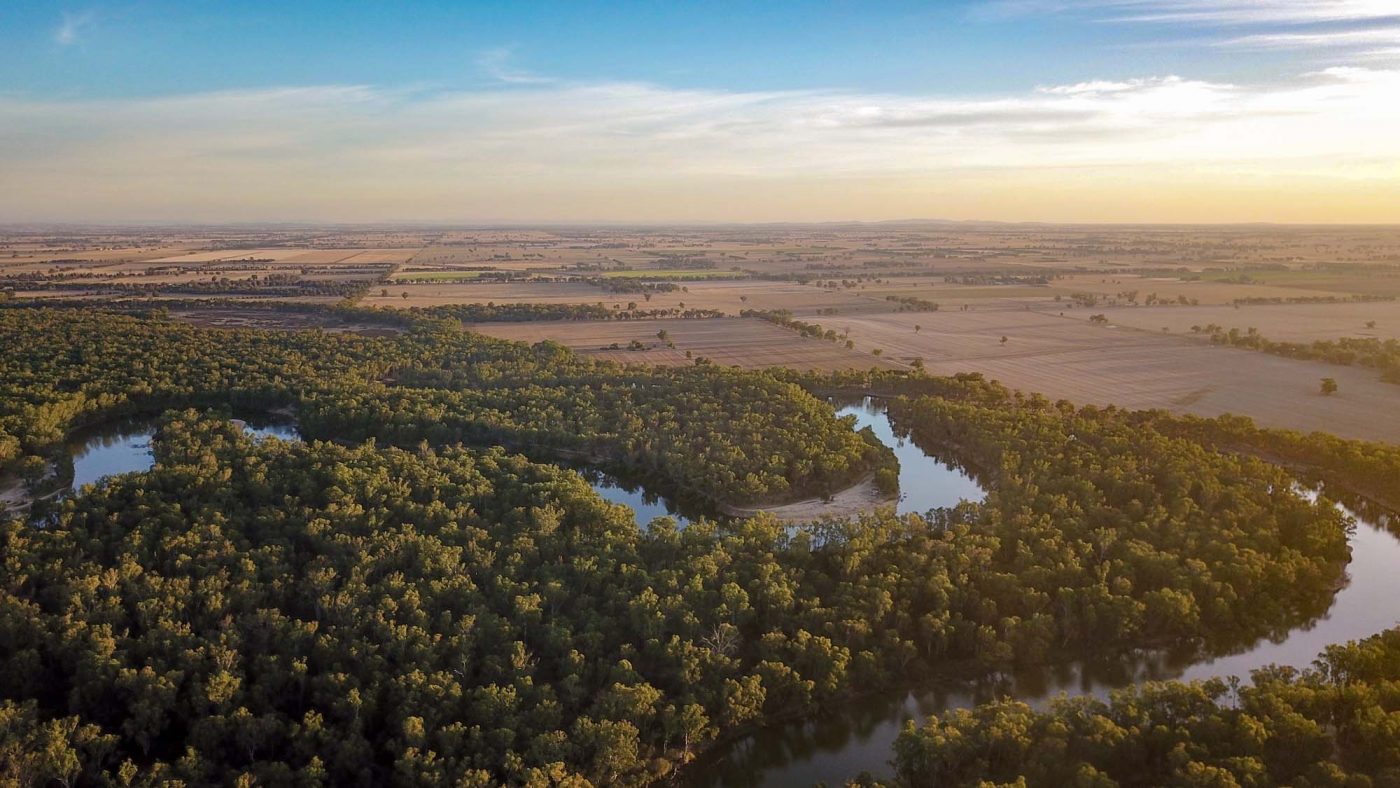 Backpacking Australia @exploreshaw flying in Australia